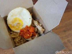 Nasi Garuk: Renyah Gurih Kulit Ayam Goreng Tepung di Nasi Garuk Tanggal Muda