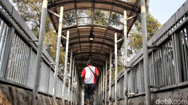 Kondisi JPO di Penjaringan Jakut Kian Memprihatinkan