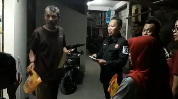 Screenshot video saat caleg Perindo bagi-bagi sembako (Foto: Dok. Panswaslu Jakut)