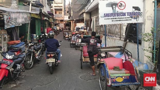 Sejumlah becak mengantri di titik