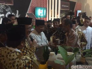 Hadiri Rakernas LDII di Pondok Gede, Prabowo Diberi Kopi Kendari Hadiri Rakernas LDII di Pondok Gede, Prabowo Diberi Kopi Kendari