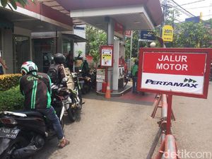 Harga Pertamax Mahal, Warga Serbu Premium di SPBU Harga Pertamax Mahal, Warga Serbu Premium di SPBU