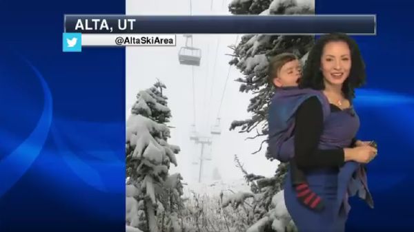 Aksi Pembawa Acara TV AS Siaran Sambil Gendong Anak
