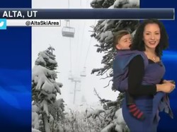 Viral, Aksi Presenter Ramalan Cuaca Gendong Anak Saat Siaran