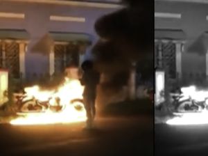 Buang Sial, Pria ini Bakar Motor Royal Enfield Impiannya