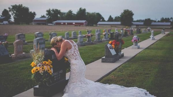 10 Potret Haru Wanita yang Menikah di Kuburan Kekasihnya