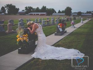 10 Potret Haru Wanita yang Menikah di Kuburan Kekasihnya