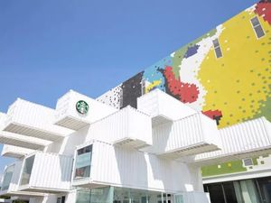 Unik dan Cantik! Gerai Starbucks Ini Dibuat dari Peti Kemas Bekas