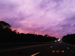 Viral Langit Warna Ungu Usai Badai Michael di AS