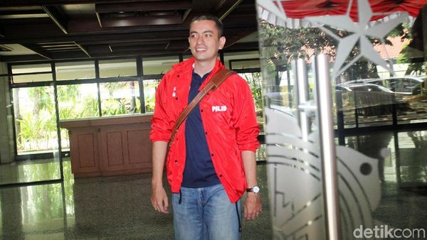 Intip Momen Makan Rian Ernest, Caleg Keren Mantan Staf Ahli Ahok