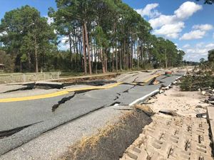 Kedahsyatan Topan Michael: Jalanan Patah, Rumah Rata Tanah