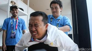 Ekspresi Imam Nahrawi Saat Coba Pijat Difabel