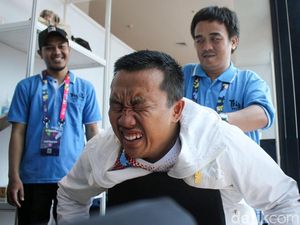 Ekspresi Imam Nahrawi Saat Coba Pijat Difabel Ekspresi Imam Nahrawi Saat Coba Pijat Difabel