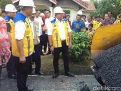 Jalan di Desa Musi Banyuasin Pakai Aspal Campur Karet