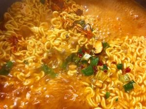 Semangat! Awali Hari Jumat dengan Sarapan Ramyun yang Pedas Nikmat