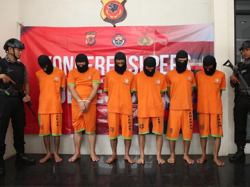 Setubuhi Pacar, Asep Dibunuh dan Mayatnya Dibuang ke Tempat Sampah Setubuhi Pacar, Asep Dibunuh dan Mayatnya Dibuang ke Tempat Sampah