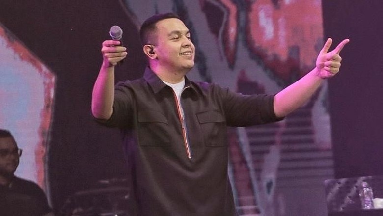 Di Tengah Konser, Tulus Cerita Tak Pernah Terpikir Makara Penyanyi