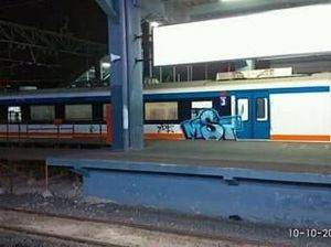 Setelah MRT, Giliran Kereta Bandara Dicoret-coret Tangan Jahil