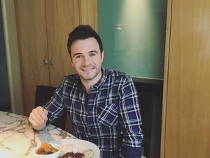 Sering Berkunjung ke Indonesia Shane Filan Hobi Makan Nasi Goreng dan Sate