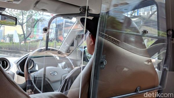 Dinding Kaca Antibegal di Taksi Online