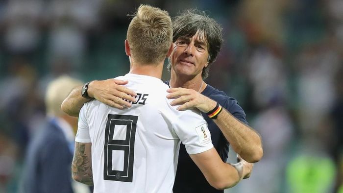 Toni Kroos tetap mendukung pelatih Jerman Joachim Loew. (Foto: Alexander Hassenstein/Getty Images) Toni Kroos tetap mendukung pelatih Jerman Joachim Loew. (Foto: Alexander Hassenstein/Getty Images)