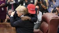 Momen Mesra Pertemuan Kanye West dan Donald Trump