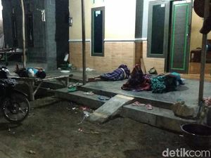 Penampakan Warga Tidur di Luar Rumah Takut Gempa Situbondo Susulan
