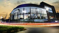 Mercedes Resmikan Dua Showroom