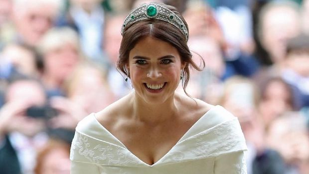Britain's Princess Eugenie arrives accompanied by her father Prince Andrew, Duke of York, at St George's Chapel for her wedding to Jack Brooksbank in Windsor Castle, Windsor, Britain October 12, 2018. REUTERS/Toby Melville