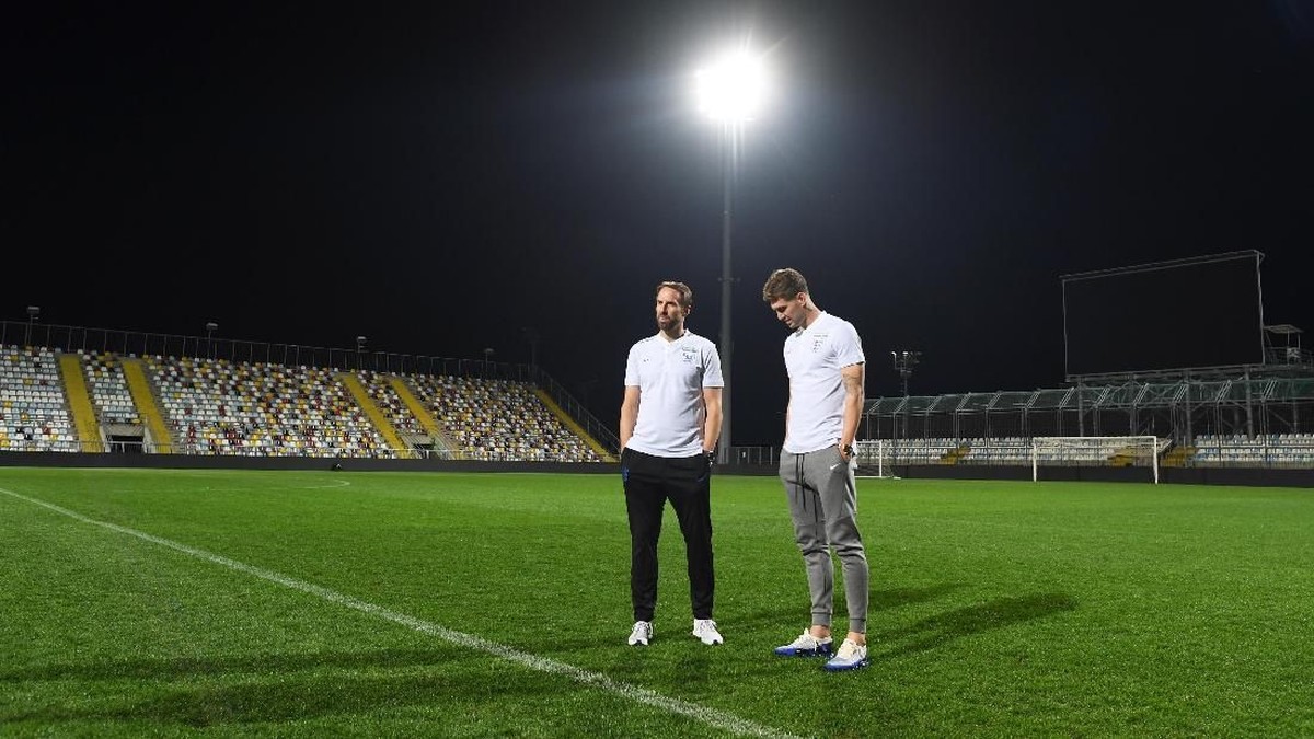 Manajer Timnas Inggris Gareth Southgate dan bek John Stones saat mengecek lapangan jelang menghadapi Kroasia. (Foto: Michael Regan/Getty Images)