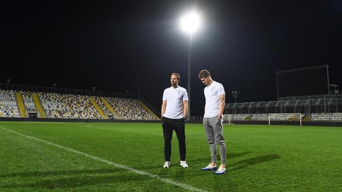 Manajer Timnas Inggris Gareth Southgate dan bek John Stones saat mengecek lapangan jelang menghadapi Kroasia. (Foto: Michael Regan/Getty Images) Manajer Timnas Inggris Gareth Southgate dan bek John Stones saat mengecek lapangan jelang menghadapi Kroasia. (Foto: Michael Regan/Getty Images)