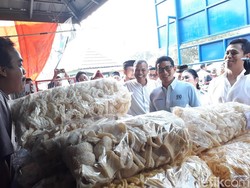 Ditemani Titiek Soeharto, Sandiaga Blusukan di Pasar Imogiri