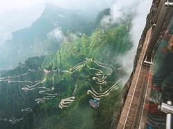 Santuy! Pembersih Sampah di Gunung Tianmen Ini Bergelantungan Bak Spiderman