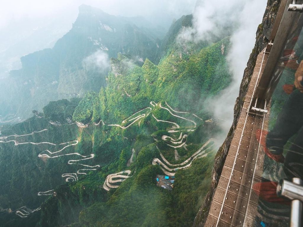 Santuy! Pembersih Sampah di Gunung Tianmen Ini Bergelantungan Bak Spiderman Santuy! Pembersih Sampah di Gunung Tianmen Ini Bergelantungan Bak Spiderman