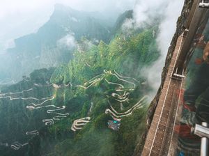 Santuy! Pembersih Sampah di Gunung Tianmen Ini Bergelantungan Bak Spiderman Santuy! Pembersih Sampah di Gunung Tianmen Ini Bergelantungan Bak Spiderman