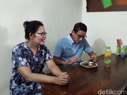 Momen Sandiaga Sarapan Nasi Merah dan Brongkos di Yogya
