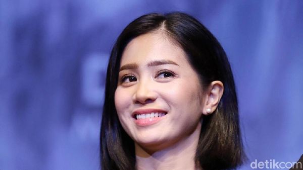 Pesona Bunga Zainal dengan Gaya Rambut Pendeknya