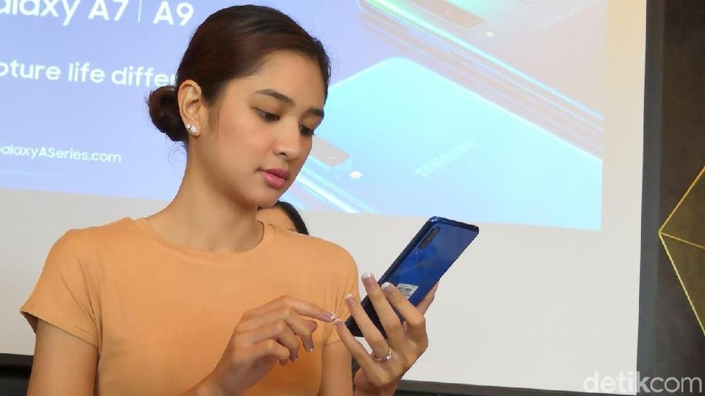 Aksi Si Cantik Mikha Tambayong Jajal Galaxy A7