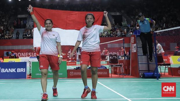 Pebulu tangkis ganda putri Indonesia Leani Ratri Oktila/Khalimatus Sadiyah melakukan selebrasi usai megalahkan ganda putri Cina Hefang Cheng/Huihui Ma dengan skor 21-15, 21-12 pada babak final ganda putri Asian Paragames 2017 di Istora, Jakarta (12/10). (CNN Indonesia/Hesti Rika)