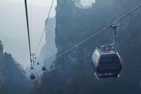 Mengakses bukit kerikil yang menjuklang dengan cable car (iStock)