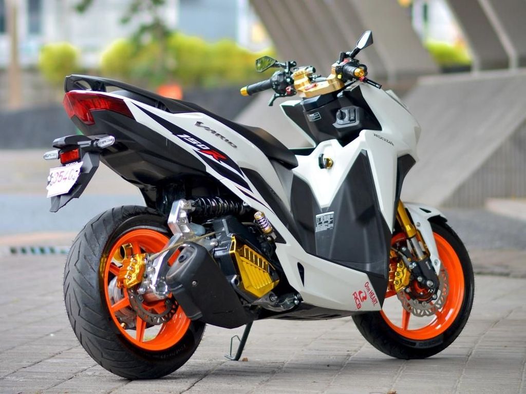 Motor Skutik Tak Hanya Bisa Angkat Galon Saja Kok! Motor Skutik Tak Hanya Bisa Angkat Galon Saja Kok!