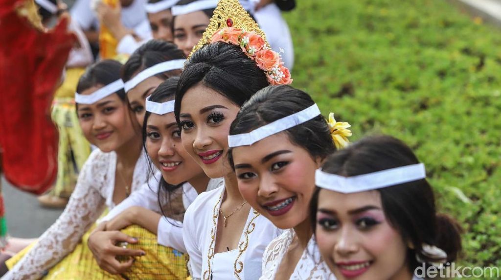 Foto: Senyum Gadis Bali & Parade Budaya di Acara IMF-World Bank