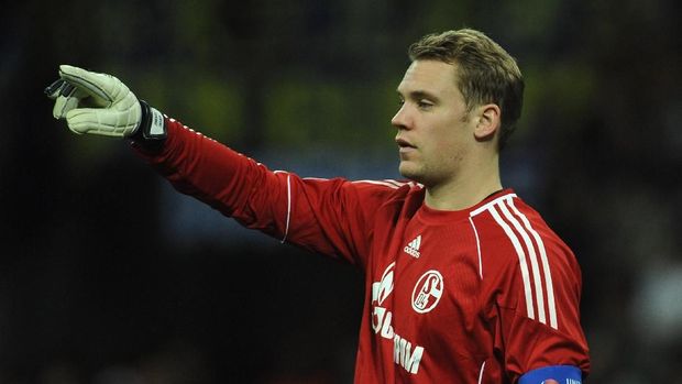MILAN, ITALY - APRIL 05:  Goalkeeoer Manuel Neuer of Schalke 04 issues instructions during the UEFA Champions League Quarter Final match between FC Internazionale Milano and Schalke 04 at San Siro Stadium on April 5, 2011 in Milan, Italy.  (Photo by Valerio Pennicino/Getty Images)