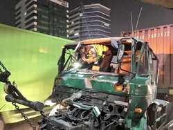 Truk Kontainer Kecelakaan di Tol Cawang, 2 Korban Dibawa ke RS