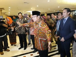 Disambut Tanjidor di Acara PIM, Prabowo Joget