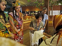 Saat Para Delegasi IMF-WB Penasaran Membatik Pakai Canting