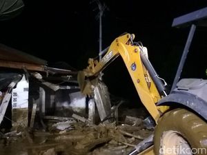 Tim SAR Terus Mencari Korban Banjir dan Lonsor di Sumbar Tim SAR Terus Mencari Korban Banjir dan Lonsor di Sumbar