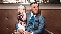 7 Potret Manis Petarung Conor McGregor Bersama Anak