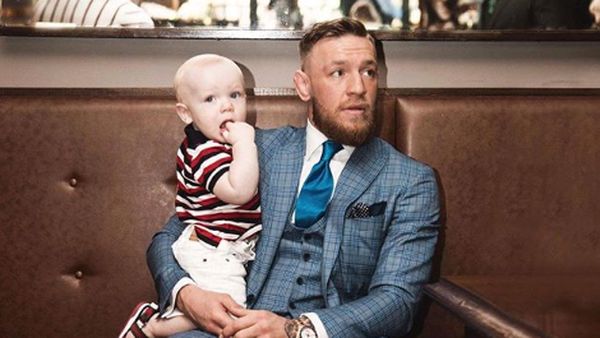 7 Potret Manis Petarung Conor McGregor Bersama Anak