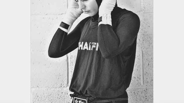 Potret Pelatih Muai Thai Berhijab Pertama di Thailand yang Digandeng Nike